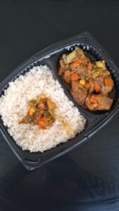 Ragoût de porc et riz blanc