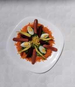 à base de saucisse 
de poulet, maïs, œufs, carottes, salade, betterave, (avocat celons la saison)