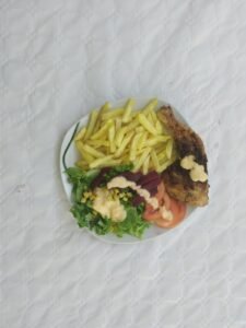 salade,  Steak frite ,tomates betterave, maïs, mixte carottes, concombre 